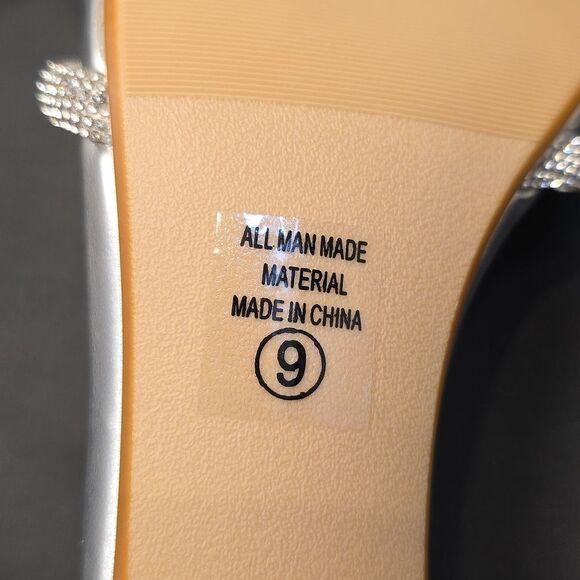 BRAND NEW DELICIOUS RHINESTONE-EMBELKISHED TRIPLE-STRAP LOW BLOCK SANDAL - Picture 16 of 16